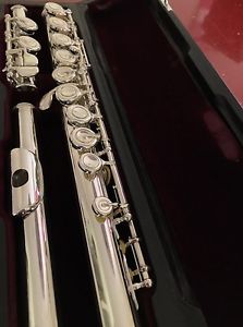 Yamaha YFL-611 PROFESSIONAL SOLID SILVER CLOSED-HOLE FLUTE - C-FOOT - (EC HEAD)