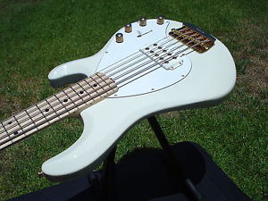Music Man Stingray 5H Pearl White (active 3band EQ) 2010 Guitar Center Exclusive