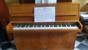 Klavierlehrerin verkauft W HOFFMANN Klavier 114cm.