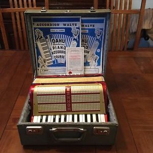 Vintage 1975 Hohner Piccoletta piano Accordion. EXCELLENT CONDITION!!!!