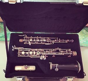 Loree Oboe Model VV70 Used in good condition/crack in bell not affecting play