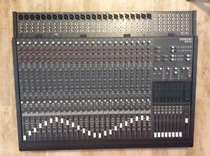 Mixer Mackie 24 - 8 Bus Mixing Console