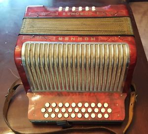 VINTAGE HOHNER CORONA II CLASSIC 31 GCF TUNED ACCORDIAN W/BOX