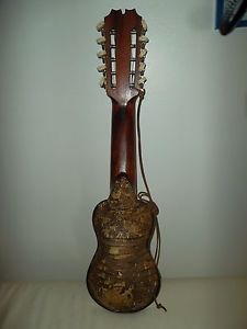 Instrument de musique très rare, charango en peau de tatou