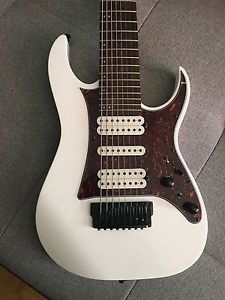 Ibanez TAM10-WH Tosin Abasi Signature, 8-Saiter E-Gitarre in weiss inkl. Koffer