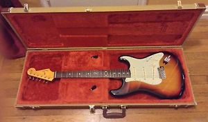 Fender Classic Series 60s Stratocaster (Nitrocellulose Lacquer) & Hardshell Case