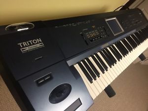 Korg TRITON Extreme 76-key Keyboard Synthesizer Excellent Working Condition