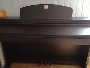 piano numérique 128 sons Clavier complet a marteaux stéréo 2x 45 watt 3 pédales