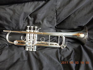 YAMAHA YTR9335CH CHICAGO MODEL SUPER MINT certificate signature entered.