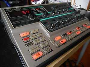YAMAHA DX 200 GROOVEBOX SYNTHESIZER DRUM MACHINE TR 808 909 7 FM SYNTH