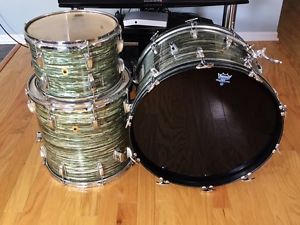 1965 LUDWIG OYSTER/PEARL 22" KICK, 13" TOM, 16" FLOOR TOM W/ KEYSTONE BADGES KIT
