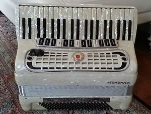 Accordion Stradavox 4/5 Reed Double T. Chamber Excellent Condition