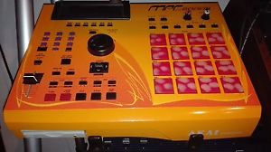 AKAI MPC 2000 XL SE WITH EB-16 + 8 OUTPUTS + MAX RAM + IOMEGA ZIP 100 MPC 2000