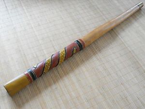 Eukalyptus Didgeridoo Yidaki von Watjaku Gurruwiwi beschnitzt Ton D