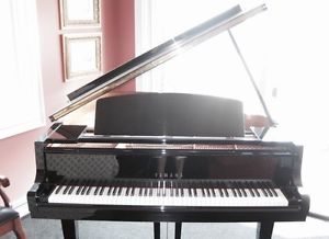 Yamaha piano GH1B