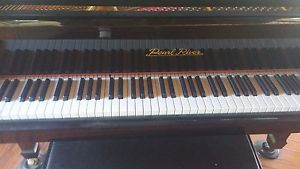 PEARL RIVER BABY GRAND PIANO . Ebony Finish