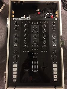 Traktor z2 Mixer Serato SL3 and Road Ready Case