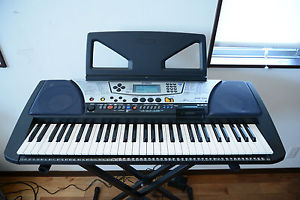 YAMAHA PSR-340 61-Key Full Size Key MIDI Portable Keyboard w/power supply