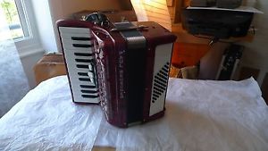 Accordéon piano Hohner 2 octaves 48 basses, état comme neuf idéal pour débutant.