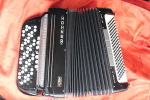 Hohner Riviera III de Luxe, C-System Accordion, 3 reeds, 120 B. y.1983