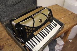 Akkordeon Hohner Lucia IV P im Koffer !!!
