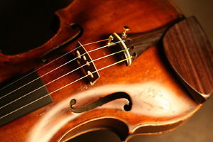A BEAUTIFUL ANTIQUE 18TH CENTURY GERMAN VIOLIN PROBABLY MADE CIRCA 1780.