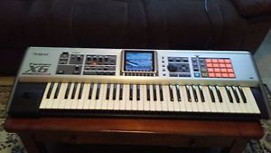 Roland FANTOM X6 sampler workstation