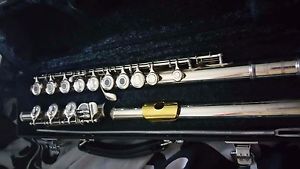 Yamaha 381 gold lip plate flute with case
