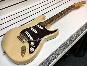 2001 Fender Deluxe Super Stratocaster Electric Guitar w/ Bag Honey Blonde STRAT