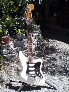 VINTAGE 1965/ 66 UNIVOX UC 3 RARE WHITE M.I.J. 3 PICKUPS W/ HARD VINTAGE CASE