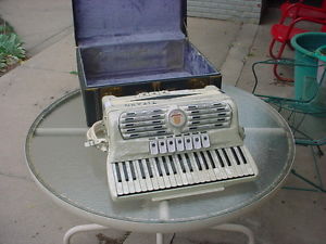 Titano Grand Palmer Hughes Parade Pearl White 120 Bass Accordion w/original case