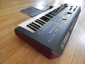 Yamaha MOXF6 Keyboard Synthesizer - Excellent, very low playing time