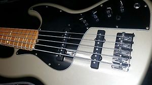 Fender Marcus Miller American Deluxe Jazz Bass Guitar