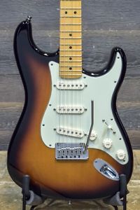 2011 Fender American Deluxe Stratocaster Sunburst El. Guitar w/Case #US14028760