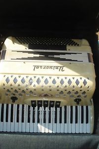 UNIVERSAL ACCORDION ITALY MADE PEARL WHITE