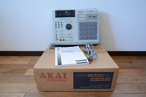 AKAI MPC2000 XL MIDI PRODUCTION CENTER 32MB MAX RAM IB M208P 8 Outputs w/ box