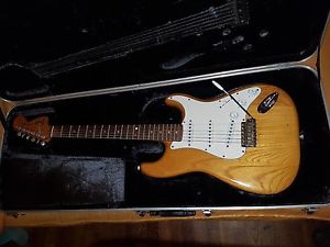 FENDER STRATOCASTER 1975