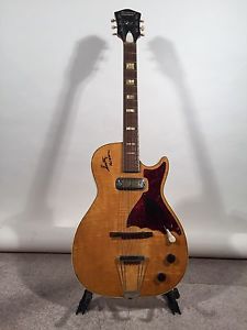 Harmony Stratatone 1958 with Scotty Moore's signature and original case