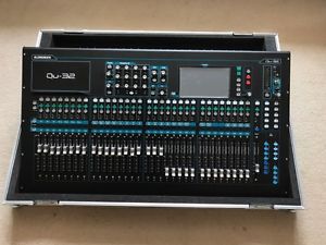 Allen and Heath Qu-32 Digital Mixing Desk 32 Channel Chrome with Flightcase