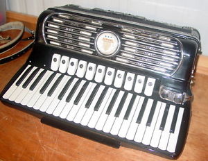 TITANO VIRTUOSO  FULL SIZE ACCORDION W/ THE CASE STRAPS MINT & WORKING CONDITION