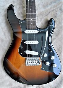 Line6 Variax Standard SB + Housse Fender + 2 Batteries rechargeables