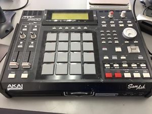 Akai Professional MPC2500 128MB Center Drum Machine Synthesizer (FLM002101)