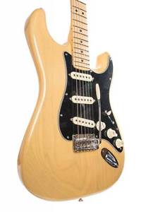 Fender Deluxe Stratocaster®, Maple Fingerboard, Vintage Blonde