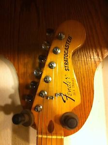 Fender Stratocaster 1982 Standard with tweed case
