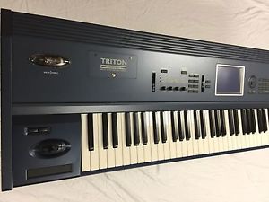 Korg Triton Extreme 88 Key weighted keys workstation synthesizer in great condit
