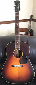 1946 GIBSON J-45 VINTAGE GUITAR.  GREAT PLAYER.
