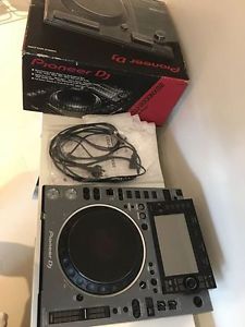 Pioneer CDJ 2000 NXS 2 MINT CONDITION