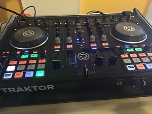 NI Traktor S4 MKII Controller w Flight Case