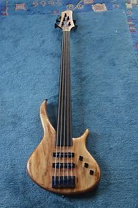 — JP Custom 5 Saiter fretless Custom Shop Bass —
