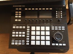 Native Instruments Maschine Studio Black with Komplete Ultimate 10